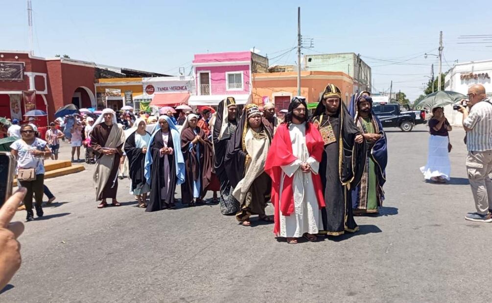 El Viacrucis este año es representado bajo las altas temperaturas en Yucatán (18/04/2025). Foto: Especial