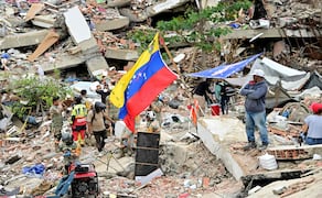 El número de fallecidos por los terremotos de 7.2 y 7.5 ocurridos en la zona norte de Venezuela asciende a por lo menos 2 mil 666. Foto: AFP