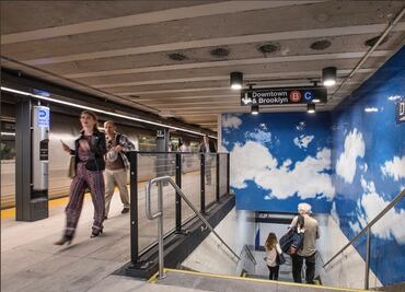 Yoko Ono baja el cielo a estaciones del metro en NY