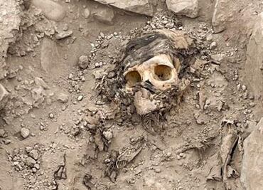Hallan momia de 3 mil años en medio de un monumental basurero en Perú