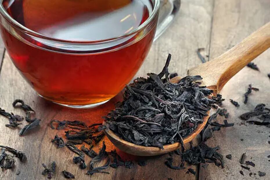 El té negro además de oscurecer el cabello gracias a los taninos, también matiza las canas. Foto: Unsplash
