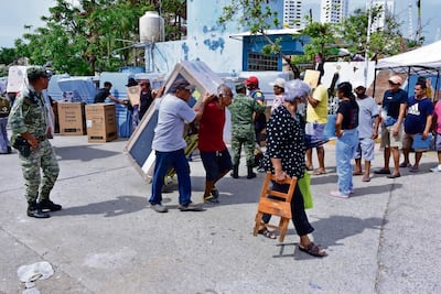 Padecen acapulqueños viacrucis por enseres