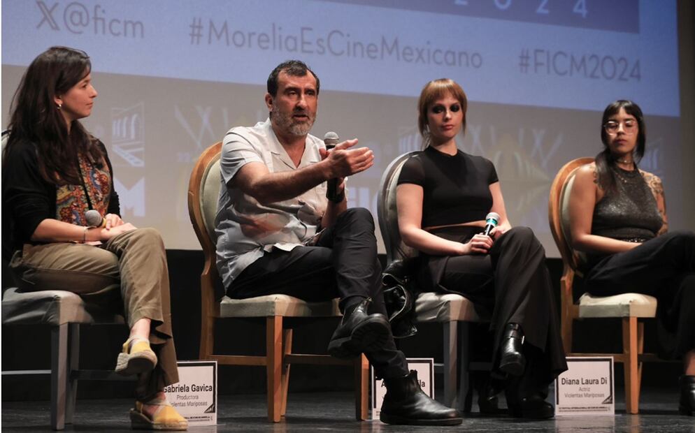 El director Adolfo Dávila con parte del elenco de la cinta “Violentas Mariposas” en el FICM 2024. Foto: Berenice Fregoso/EL UNIVERSAL