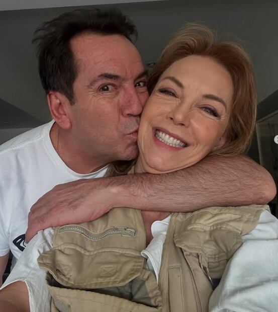 Laura Flore se pone el chaleco de cobertura de guerras de Lalo Salazar.