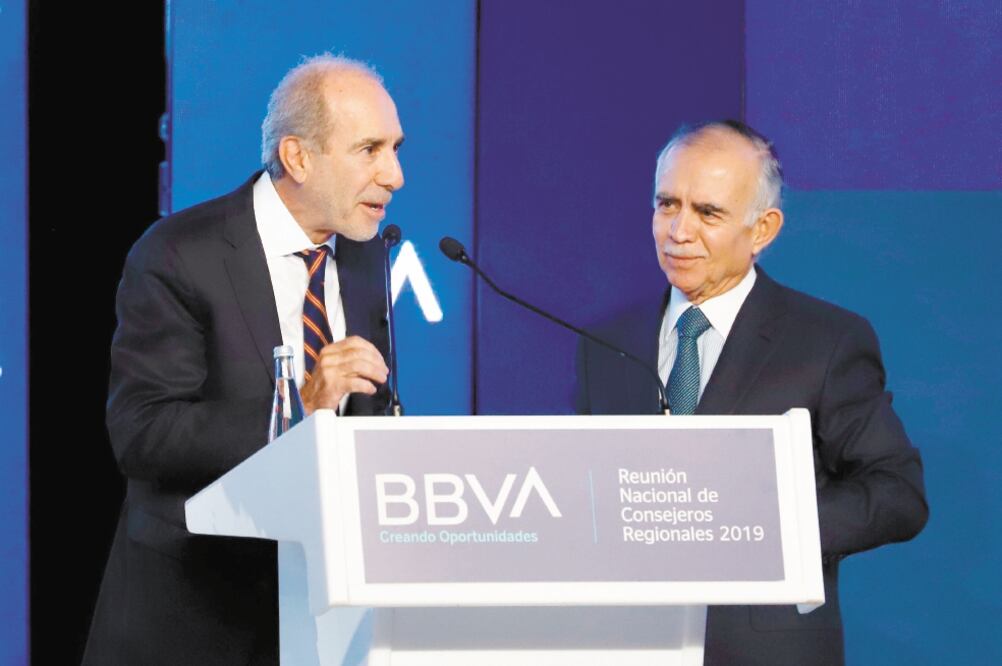 Jaime Serra Puche, consejero de BBVA en México, acompaña a Alfonso Romo, jefe de la Oficina de la Presidencia, durante la reunión nacional de consejeros regionales 2019 de la institución bancaria.  Foto: BERENICE FREGOSO. EL UNIVERSAL