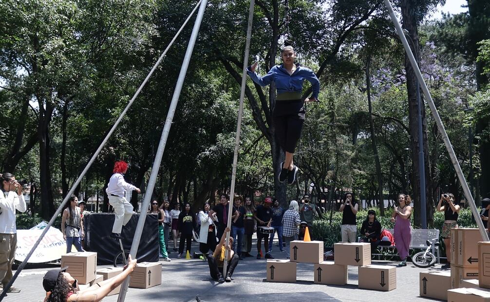 Protesta de la compañía Cielo de Mente por incumplimiento de acuerdos por parte de la secretaria de cultura de la CDMX en avenida de la paz número 62. Foto: Fernanda Rojas/ EL UNIVERSAL.