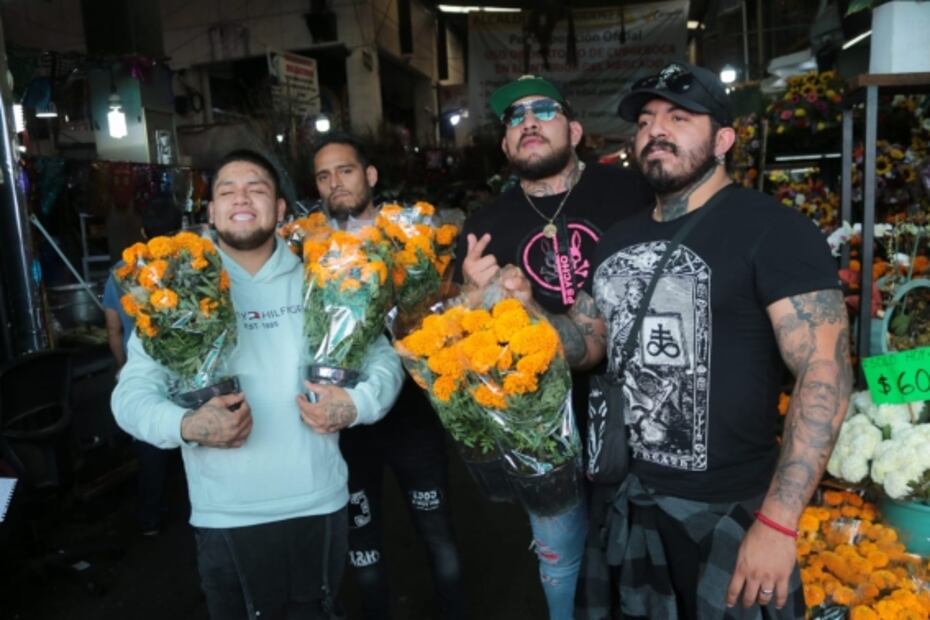 Luchadores montan emotiva ofrenda dedicada a sus compañeros fallecidos