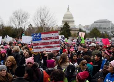 Mujeres marchan contra Trump en Washington; el mundo se les une