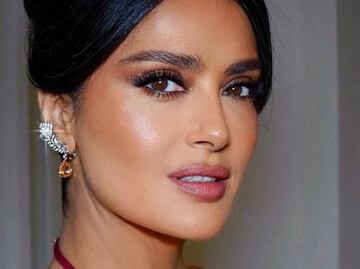 Salma Hayek muestra cómo llevar un top de crochet en clave elegante