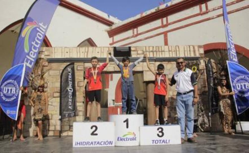 Descalzo y con pantalón de mezclilla, niño gana carrera atlética en Yucatán 