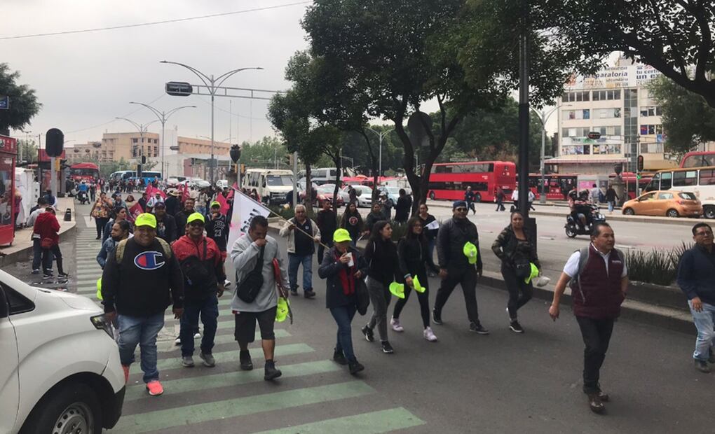 Simpatizantes de Claudia Sheinbaum se desplazan por los alrededores de la Plaza de la República como Avenida Hidalgo y Paseo de la Reforma, la carga vehicular es de consideración. Foto: Francisco Rodríguez/ EL UNIVERSAL
