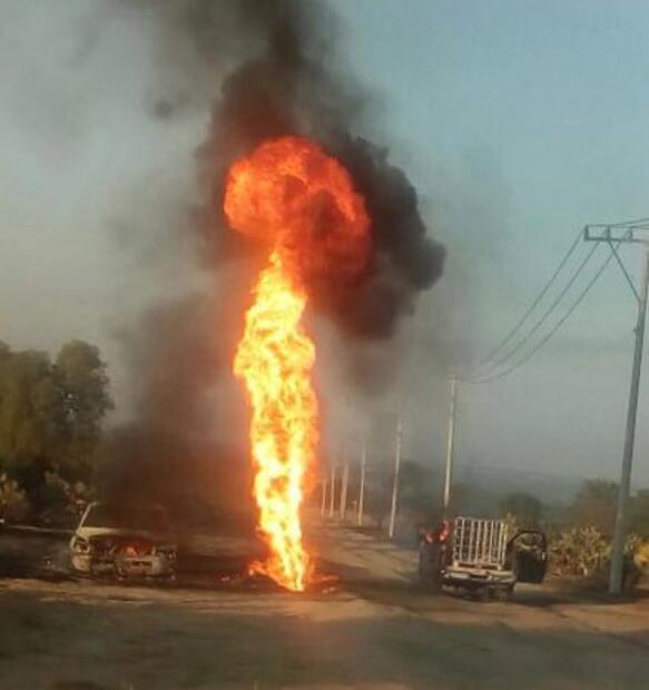 Se incendia toma clandestina sobre ducto de Pemex en Axapusco, Edomex