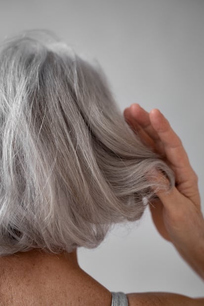 Las canas tienen menos hidratación natural. Foto: Freepik