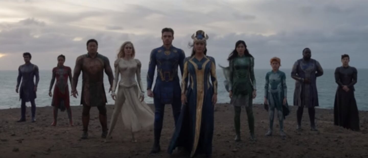 Salma Hayek y Angelina Jolie roban cámara en tráiler de "Eternals"