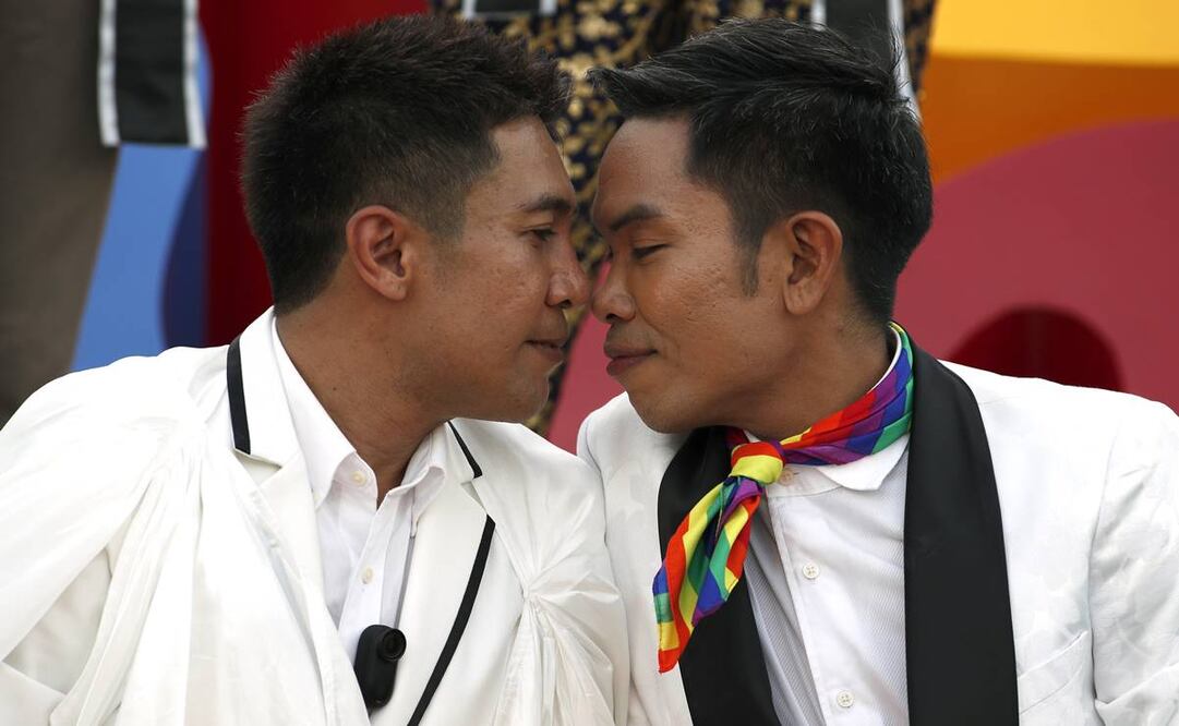 La pareja tailandesa del mismo sexo de Jakkrit Khongyarit y Narongrite Sangwon celebran durante una ceremonia oficial para celebrar la Ley de Igualdad en el Matrimonio. Foto:EFE