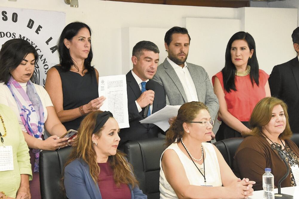 Anuncio. En conferencia de prensa, diputados dieron a conocer el fallo de una jueza que obliga al gobierno federal a dar dinero a 13 estancias. Foto: ESPECIAL