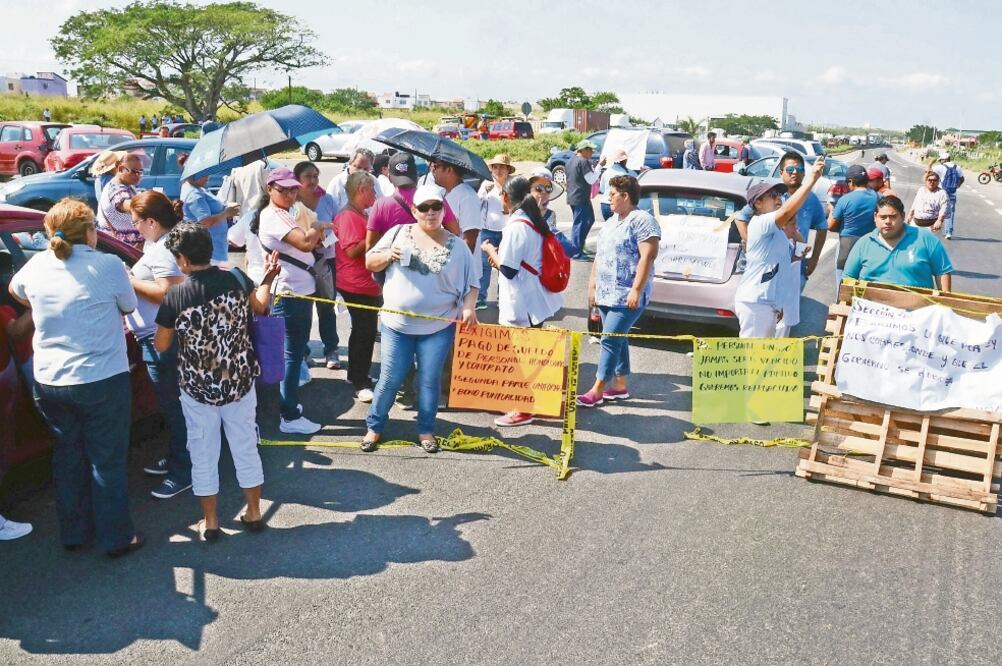 Los trabajadores criticaron que ni el gobernador interino Flavino Ríos Alvarado, ni el electo Miguel Ángel Yunes Linares, hayan podido resolver el problema de la falta de pagos con diversos sectores (FOTOS: PATRICIA MORALES. EL UNIVERSAL)