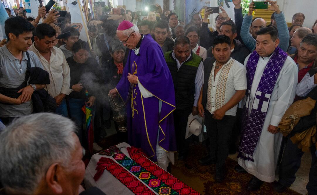 El obispo católico Rodrigo Aguilar Martínez quema incienso sobre el ataúd del sacerdote asesinado en Chiapas. Foto: Isabel Mateos / AP