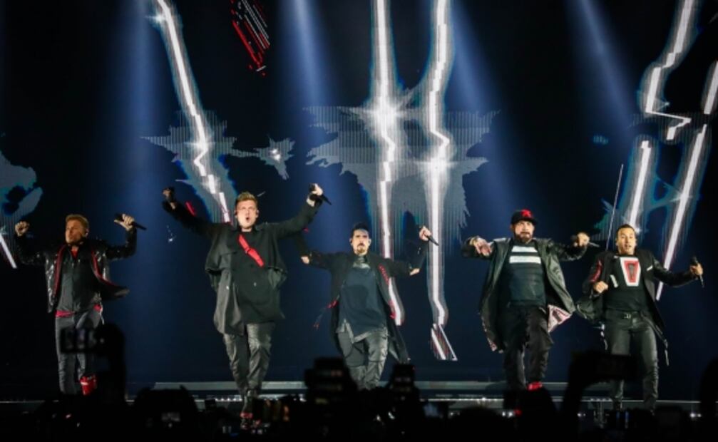 Los Backstreet Boys llevan a mexicanos de regreso a los 90