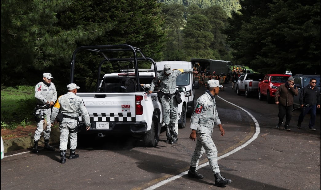 La señora Vanesa, mamá de Amelí, encabezó la búsqueda de su hija en el Pico del Águila; estuvo acompañada por elementos de la Sedena, Guardia Nacional, SSC y activistas, el viernes 25 de julio de 2025. Foto: Varlos Mejía/EL UNIVERSAL