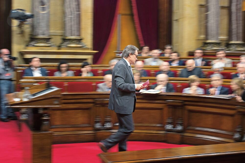 El presidente catalán en funciones, Artur Mas, se retira tras hablar ante el Parlamento, que ayer rechazó investirlo por segunda vez en una semana, en Barcelona (EMILIO MORENATTI. AP)