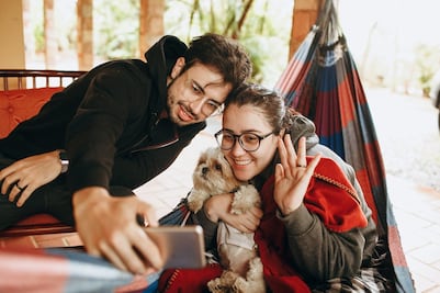 ¿Por qué las parejas con mascotas son más felices?; psicóloga lo explica