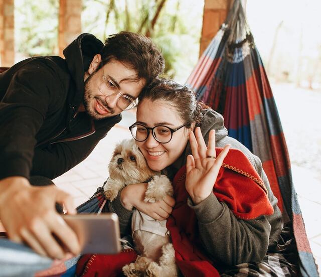 ¿Por qué las parejas con mascotas son más felices?; psicóloga lo explica