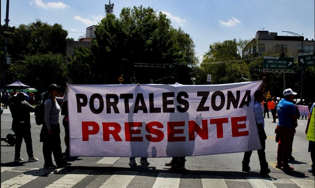 Locatarios de mercados públicos de la alcaldía Benito Juárez se manifiestan en avenida Cuauhtémoc y Xola; impiden el servicio de las líneas 2 y 3 del Metrobús. Foto: Fernanda Zamora/EL UNIVERSAL