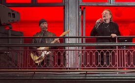 U2 regresa a la escuela donde nació la banda: así fue su sorpresivo concierto ante cientos de estudiantes