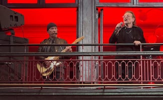 U2 regresa a la escuela donde nació la banda: así fue su sorpresivo concierto ante cientos de estudiantes