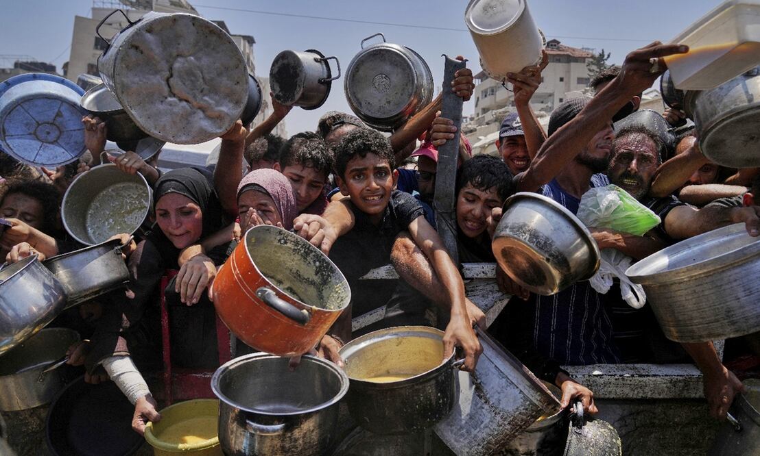 Varios niños palestinos luchan por obtener alimentos en una cocina comunitaria en el norte de la ciudad de Gaza, el sábado 26 de julio de 2025. Foto: AP