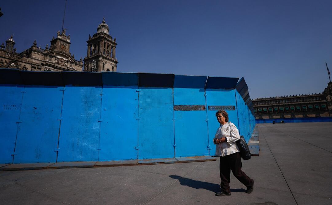 El Zócalo capitalino luce con vallas en casi todo su perímetro debido a las marchas de hoy y mañana, por lo que transeúntes deben caminar un poco más para llegar a su destino. Foto: Diego Simón / EL UNIVERSAL