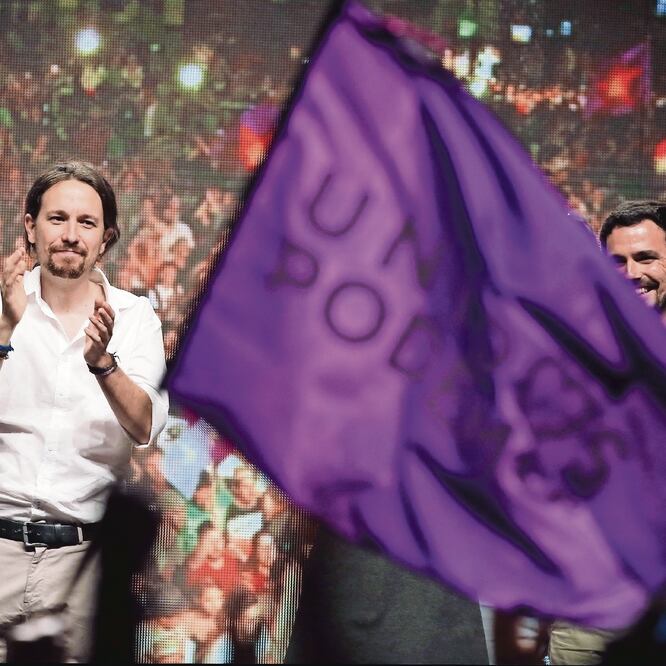 El líder de Podemos, Pablo Iglesias (izq.), durante un evento con simpatizantes tras las elecciones de 2016. ARCHIVO. EFE