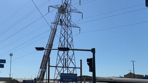 Rescatan a sujeto que intentó suicidarse arriba de una torre de la CFE en Sonora