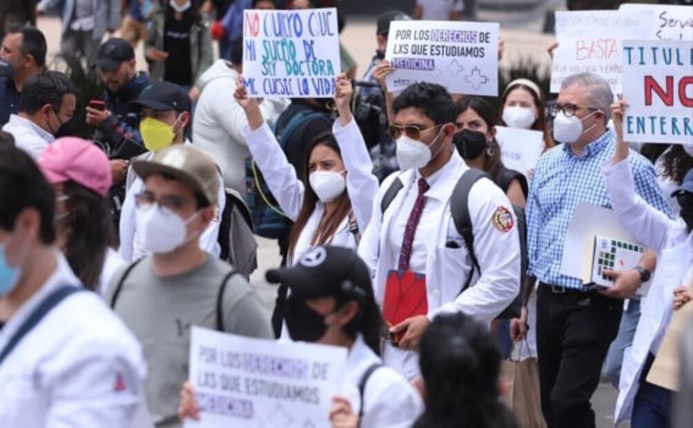 Estudiantes de medicina marchan al Zócalo en exigencia de seguridad: “Mi familia espera un egresado, no un cadáver”