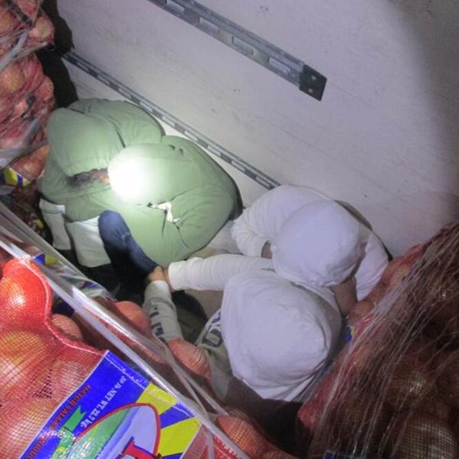 El hallazgo ocurrió cuando los agentes que realizaban una inspección de rutina al camión fueron alertados de la presencia de los inmigrantes por un perro especializado en olfatear contrabando Foto: Customs and Border Protection