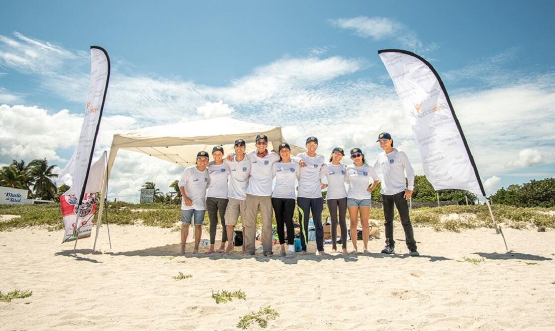 Universitarios reforestan dunas en Yucatán