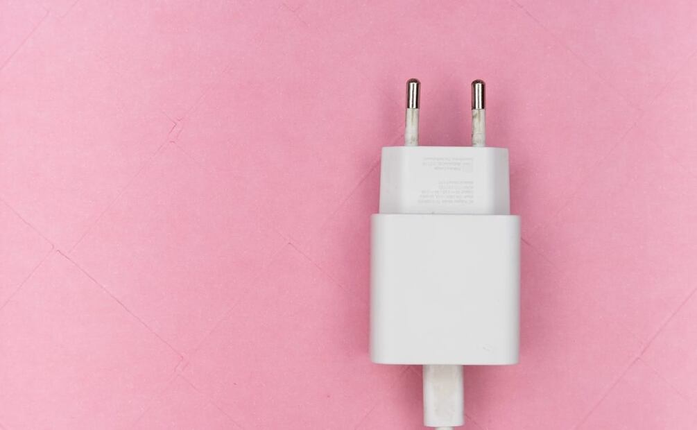 Esta es la información que esconde tu cargador. Foto: Pexels