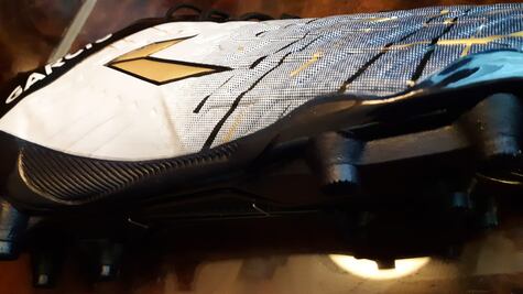 El zapato de futbol puede ser un arma