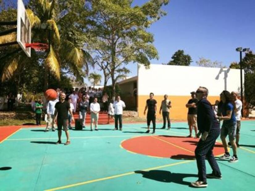 Miguel Bosé realiza labor altruista en comunidades mayas