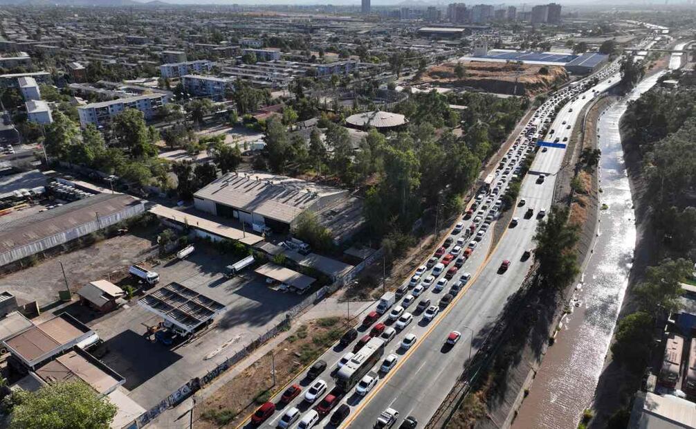 Chile decretó el martes estado de excepción y toque de queda después de que se registrara un apagón masivo por varias horas en 14 de las 16 regiones del país. (25/02/25) Foto: AFP