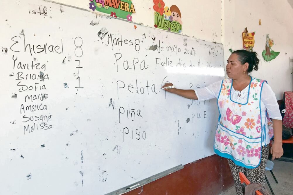 La Chula, como prefiere que la llamen, dice que es un gran reto ayudar a la formación de niños de comunidades de Tierra Caliente, Michoacán (CHARBELL LUCIO. EL UNIVERSAL)