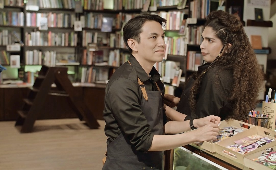 Christian (José Salof) imagina romances con hombres que compran libros en la tienda donde trabaja con base en las obras que llevan. Foto: Pinpoint Comunicación