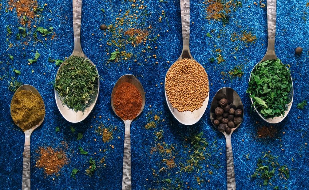 Hierbas y flores en la cocina mexicana.
Foto: Anastasia Belousova / Pexels