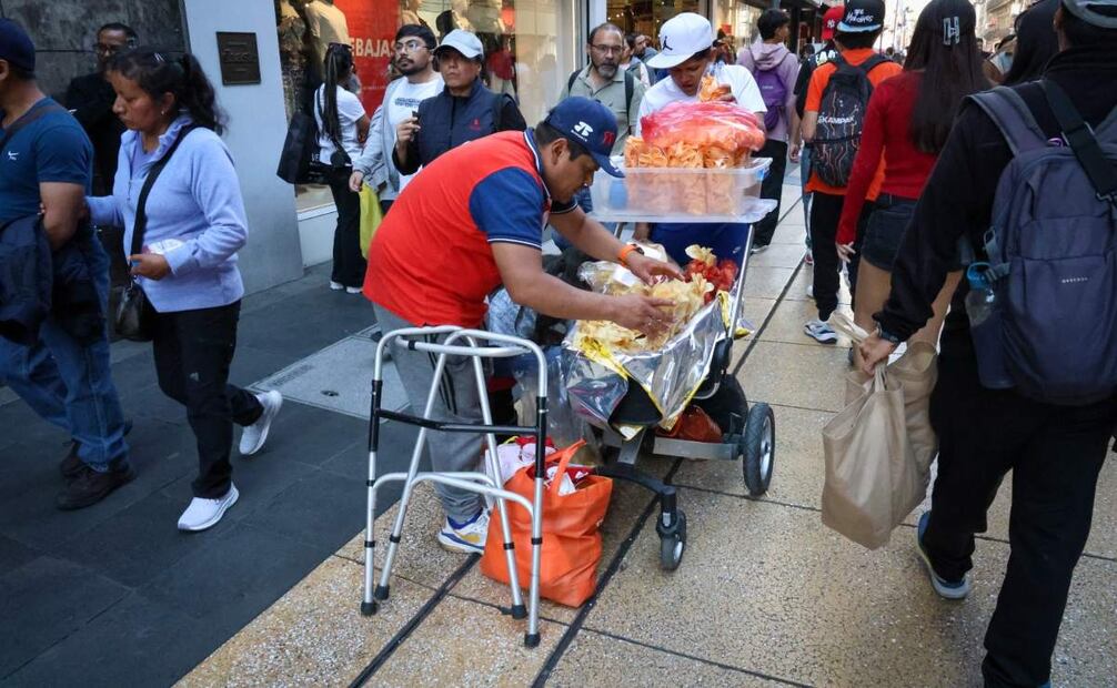 Vendedores ambulantes en el Centro de la CDMX. Foto: Luis Camacho/EL UNIVERSAL