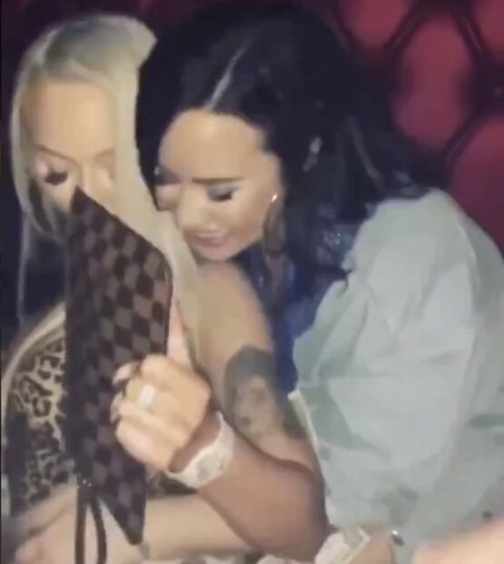 Demi Lovato y Eiza González bailan junto a stripper en centro nocturno