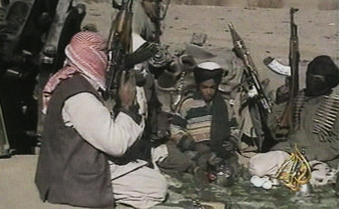 Foto de Hamza bin Laden (centro con turbante negro) tomada en 2001. Foto: AP