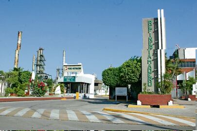 Refinerías, con personal de más y poca productividad