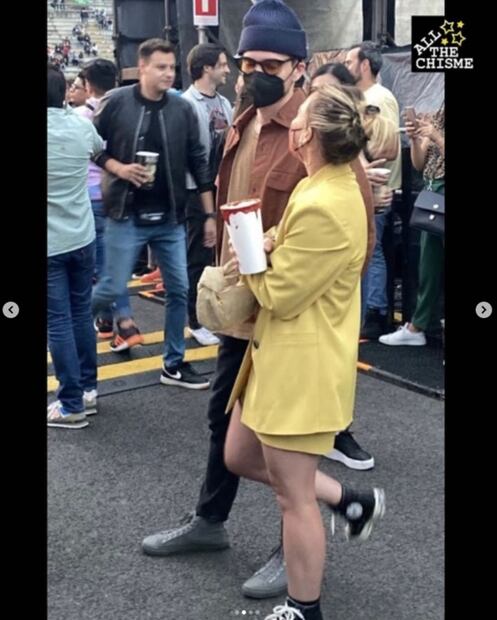 Captan a Hilary Duff en concierto de The Killers: pide una michelada y se toma selfis con fans 