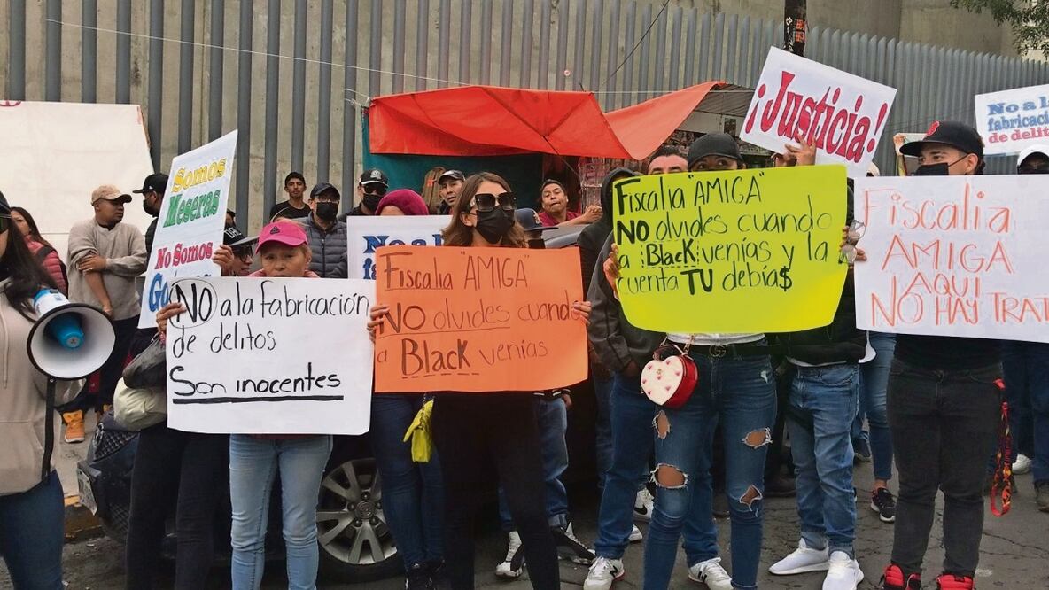 Un centenar de empleados del Black Royce se manifestaron frente a los juzgados orales de Barrientos, donde se llevó a cabo la audiencia en contra de los seis trabajadores detenidos. Foto: Rebeca Jimenéz / EL UNIVERSAL